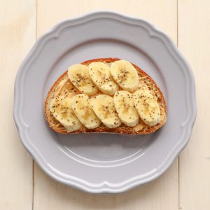 バナナとピーナッツクリームのオープンサンド