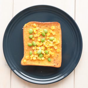 コーンと枝豆の夏野菜カレートースト