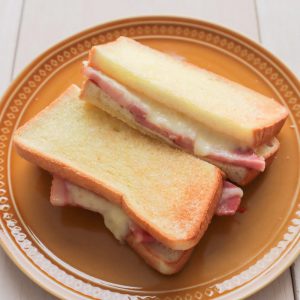 チーズと厚切りベーコンのメープルサンド