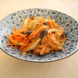きのこと人参のピーナッツ和え