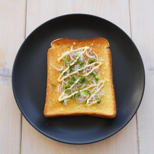 しらすとはちみつバター風味のトースト