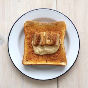 チキンナゲットとタルタルのカレートースト